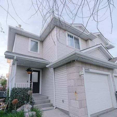 Modern Home By Edmonton Airport Exterior photo