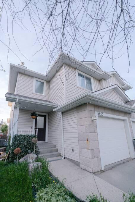 Modern Home By Edmonton Airport Exterior photo